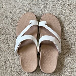 NEW Womens Vionic white leather & tan sandal.